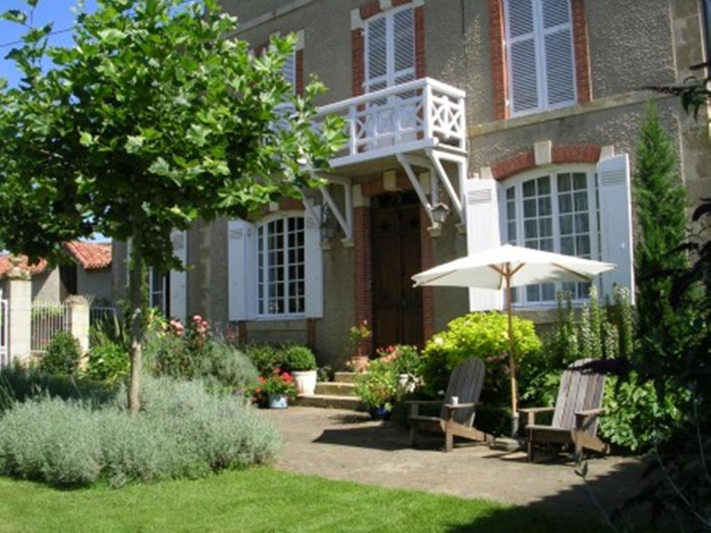 Chateau De Lahitte Bed & Breakfast Vergoignan ภายนอก รูปภาพ